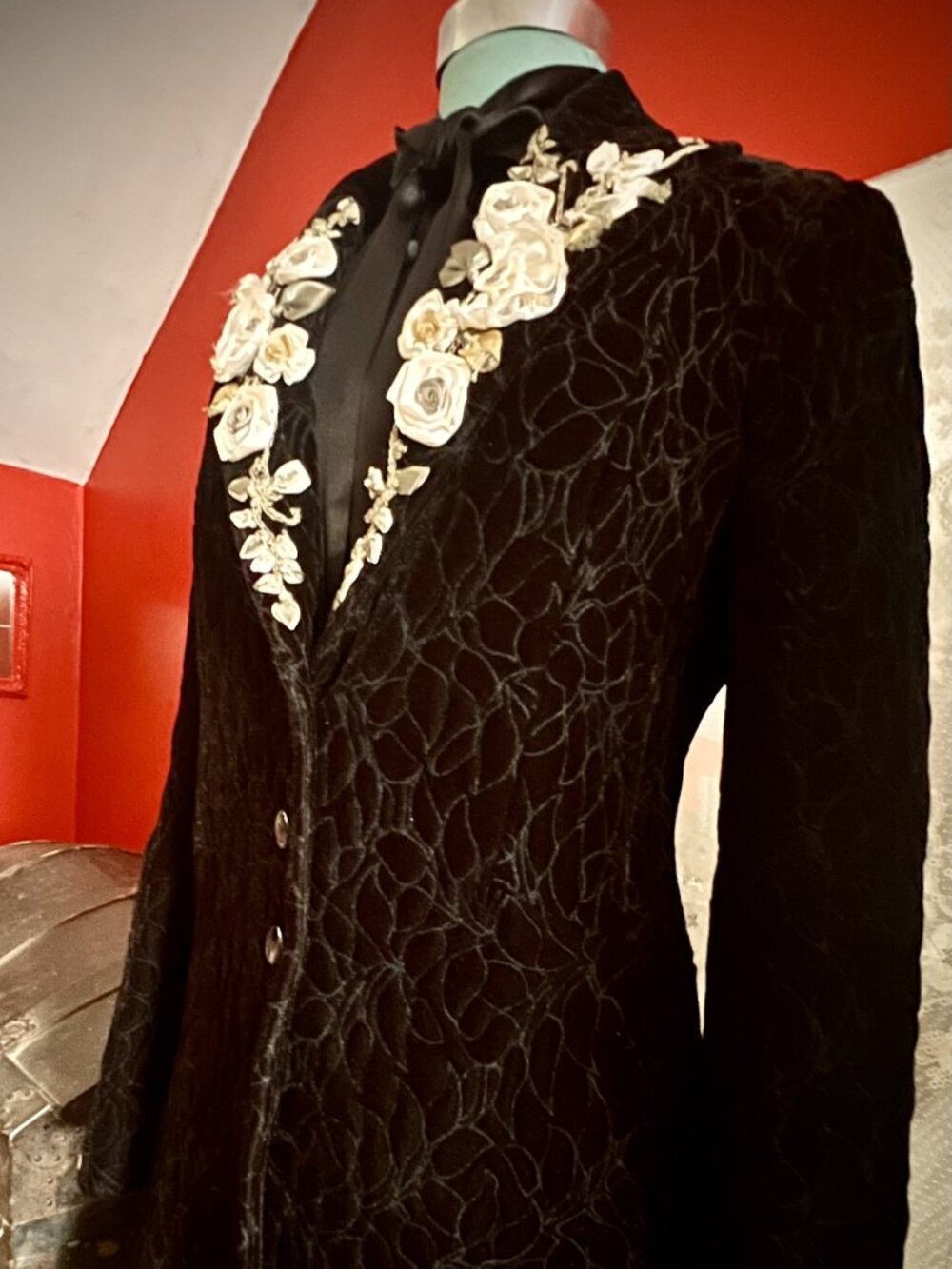 White House Black Market Black Velvet Floral Ribbon Embroidered Coat M - Picture 3 of 16
